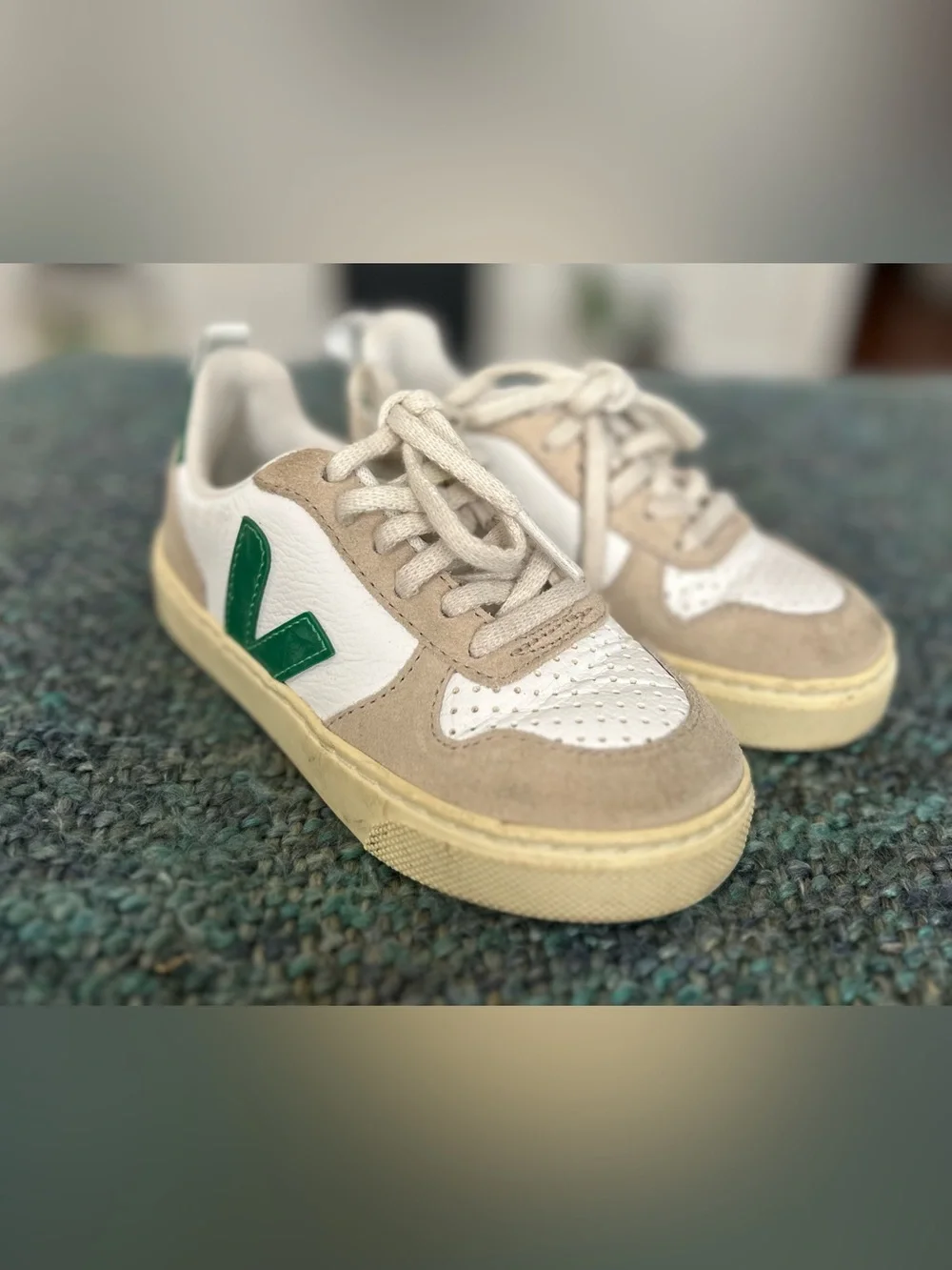 Veja V-10 Sneakers Kids Size 11  White Beige Green Leather Suede Low Top Shoes